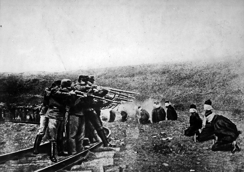 800px-Austrians_executing_Serbs_1917.jpg
